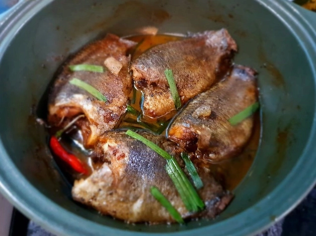 Màu sắc nước mắm ngon thường có màu nâu cánh gián đặc trưng