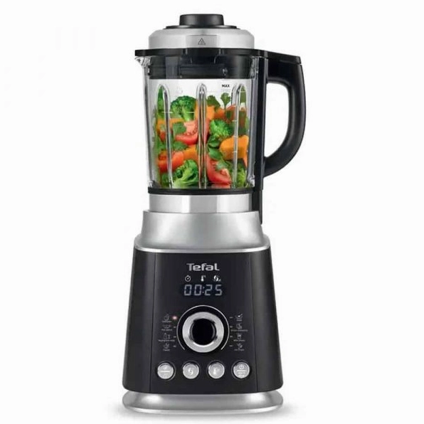 Máy xay sinh tố đang xay nhuyễn hỗn hợp ngô