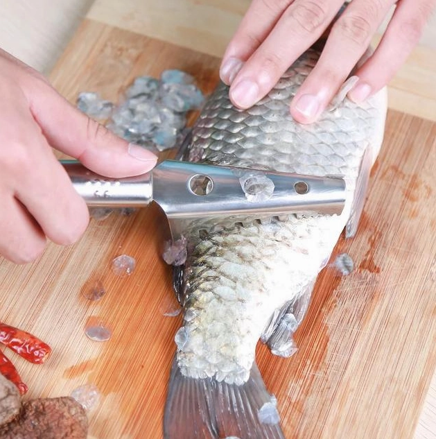 Mẹo cạo vảy cá nhẹ tênh không lo văng tứ tung bằng nắp bia
