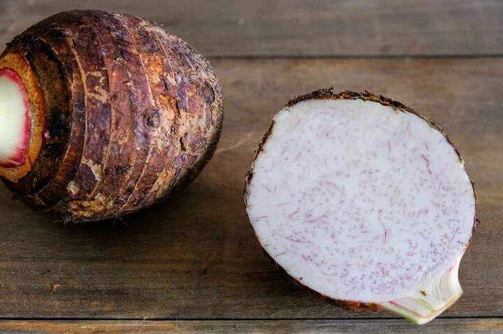 Mẹo nhận biết khoai môn ngon qua trọng lượng nặng nhẹ