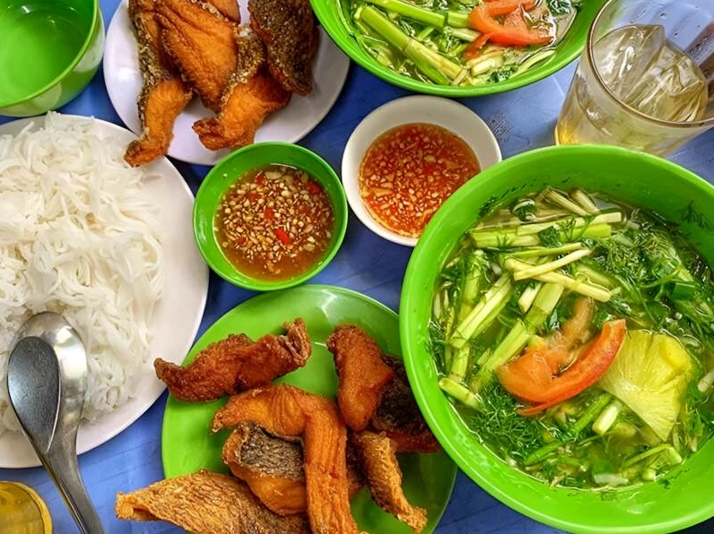 Mẹt bún cá chấm Hà Nội đầy đủ với cá chiên giòn bún tươi và bát nước chấm chua ngọt