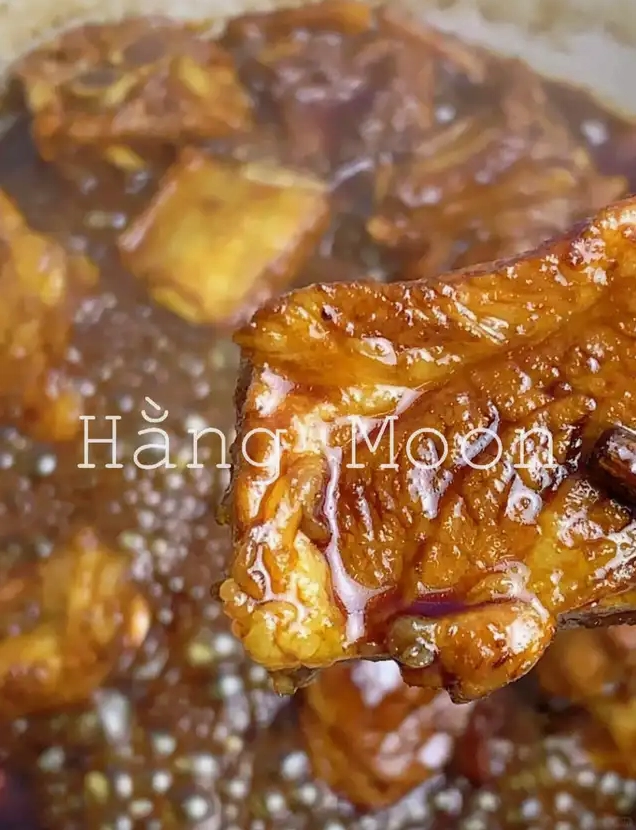 Miếng sườn non rim mặn ngọt với lớp sốt sánh mịn màu sắc caramel hấp dẫn cho thấy độ mềm và thấm vị