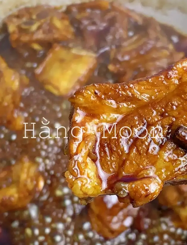 Miếng sườn non rim mặn ngọt với lớp sốt sánh mịn màu sắc caramel hấp dẫn