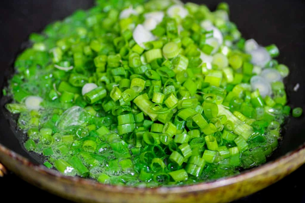Mỡ hành thơm lức làm tăng hương vị cho món xôi