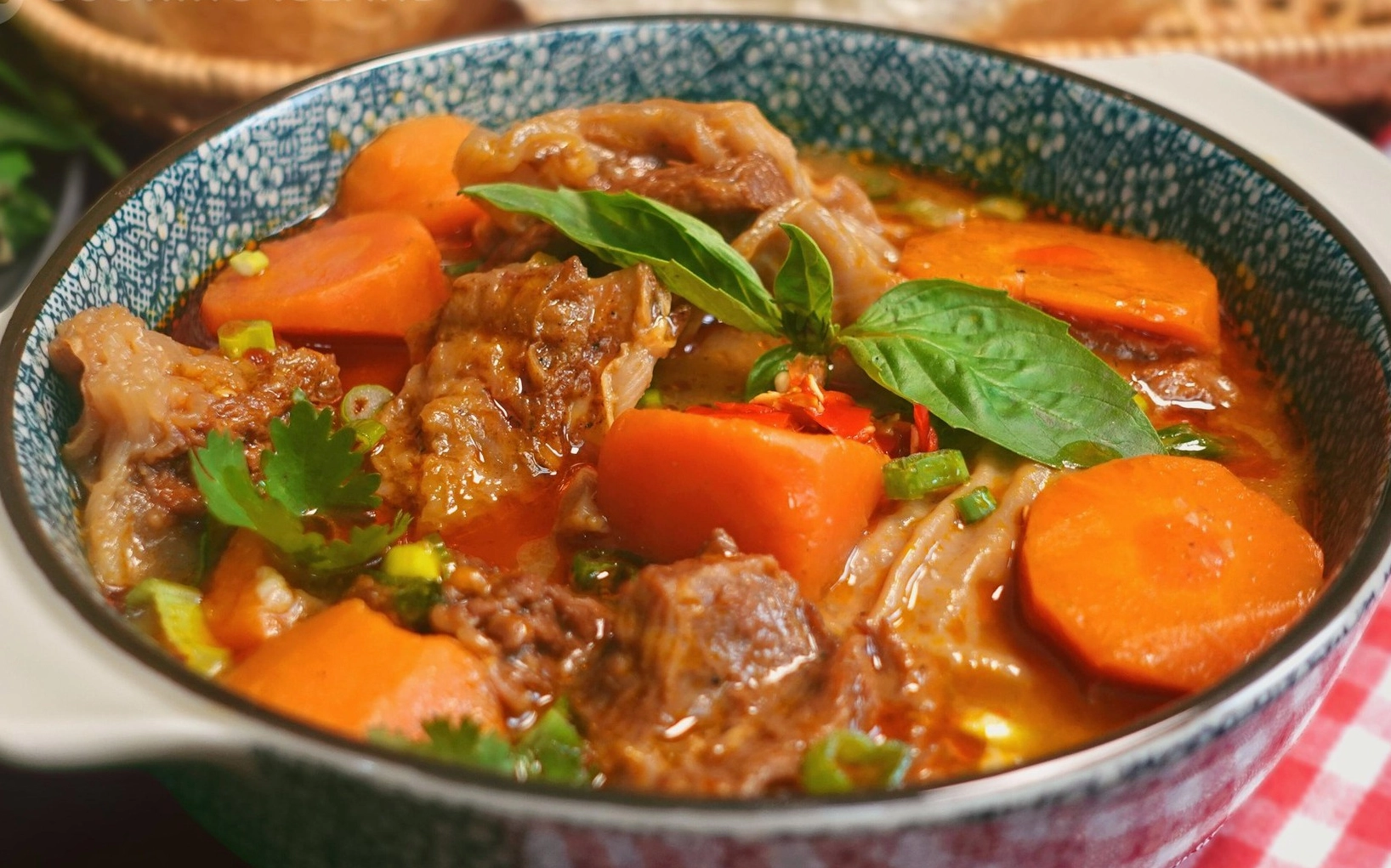 Món bò kho hấp dẫn với những miếng gân giòn sần sật đậm đà