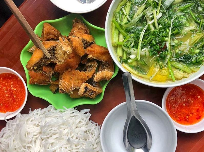 Món bún cá chấm giòn ngon hoàn thành bày biện vô cùng đẹp mắt