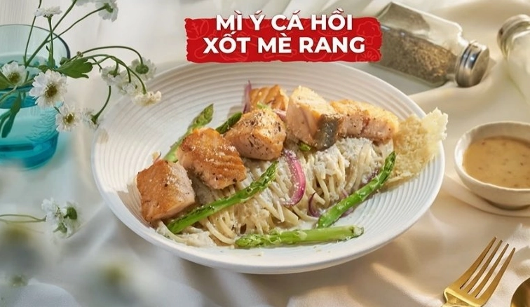 Món cá hồi áp chảo thơm ngon hấp dẫn được trình bày đẹp mắt trên đĩa