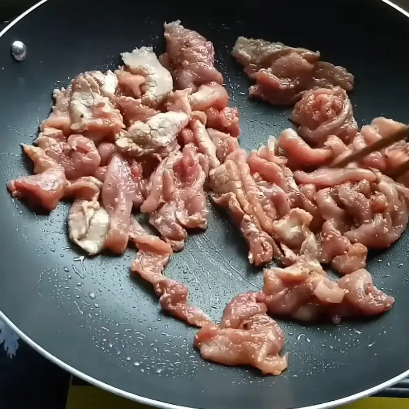Món dọc mùng xào thịt bò được trình bày đẹp mắt trên đĩa trắng
