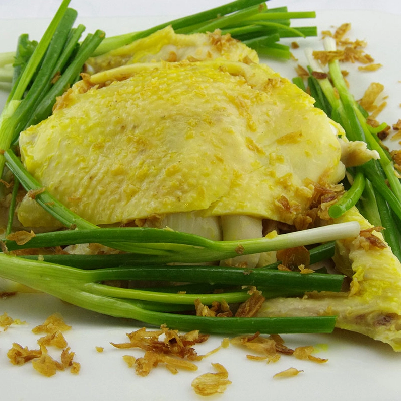 Món gà hấp hành nguyên con thơm ngon hấp dẫn được trang trí bắt mắt