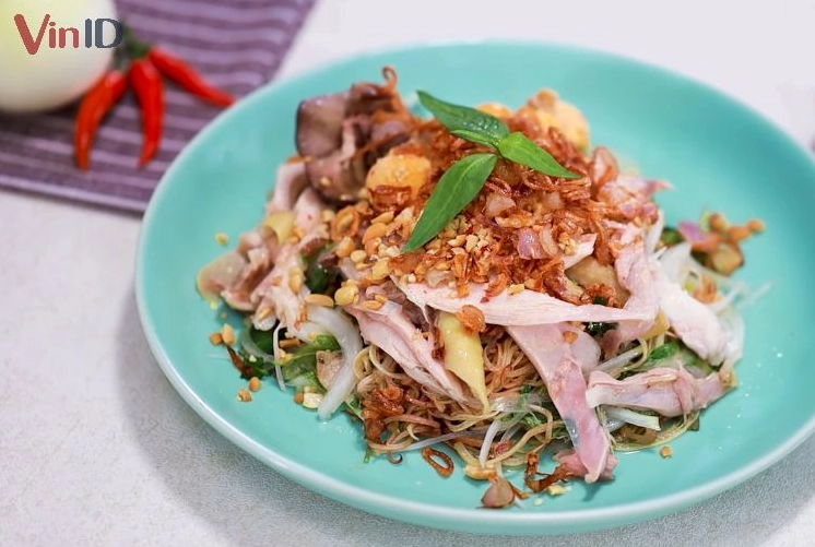 Món gỏi gà bắp chuối hành tây được trộn đều thấm đẫm gia vị