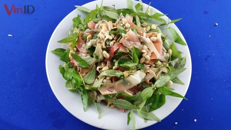 Món gỏi gà hoa chuối thơm ngon ăn kèm bánh phồng tôm