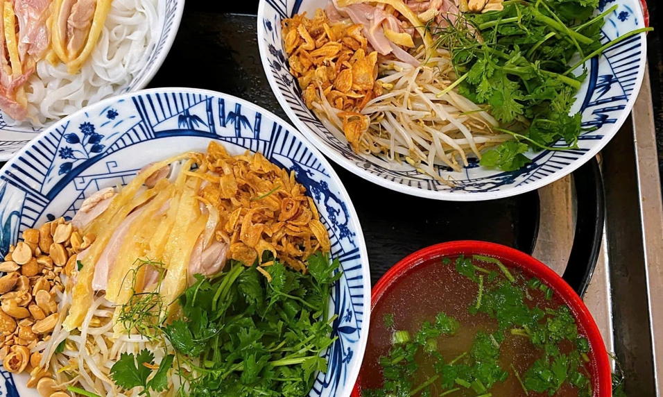 Món nem rán có thể ăn kèm với bún hoặc phở trộn rất ngon miệng