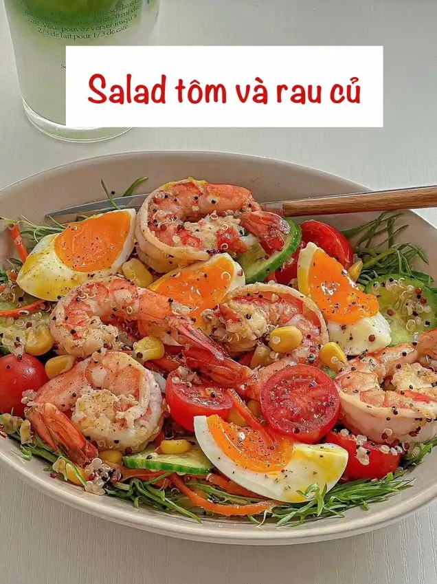 Món salad tôm và rau củ hoàn thành với tôm áp chảo trứng luộc cà chua bi dưa chuột diêm mạch và rau xanh trình bày đẹp mắt trong tô