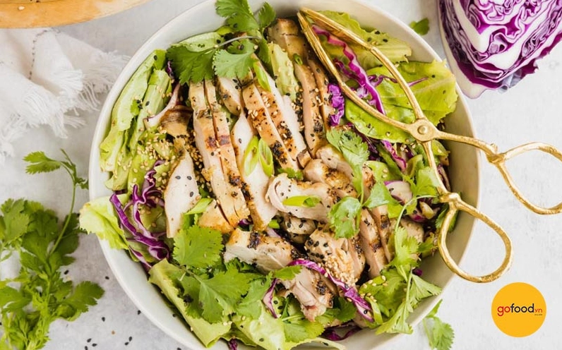 Món salad xà lách trộn dầu mè cũng là một gợi ý tuyệt vời cho bữa ăn