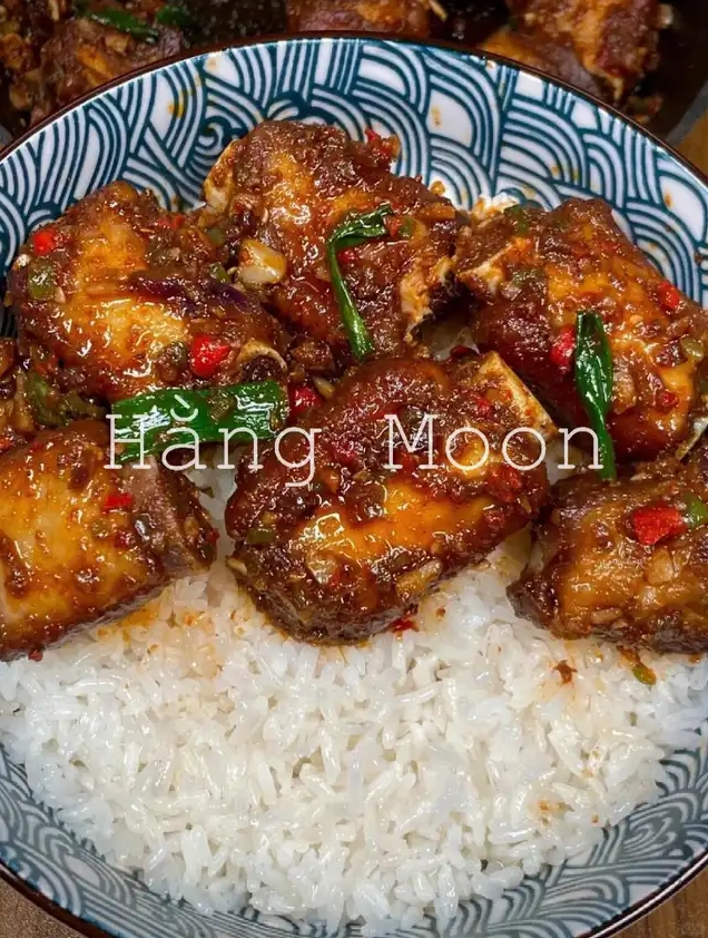 Món sườn ram tỏi ớt được bày biện đẹp mắt trên bát cơm trắng tinh