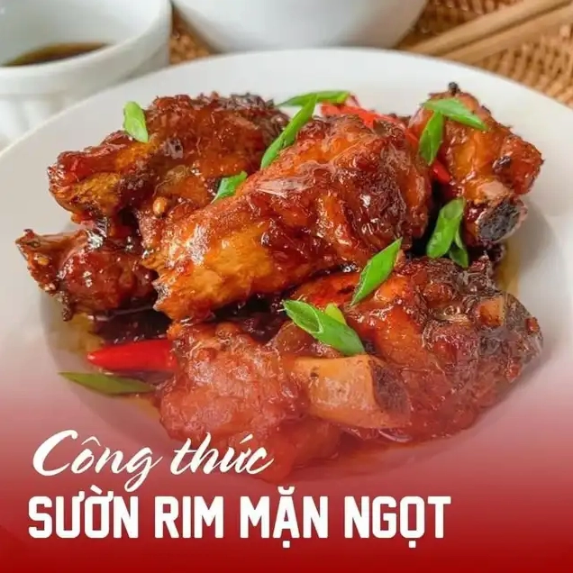 Món sườn rim mặn ngọt với nước sốt bóng bẩy được trang trí bằng hành lá và ớt đỏ