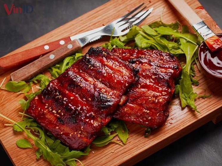 Món sườn ướp coca mang lại màu sắc bắt mắt và hương vị độc đáo