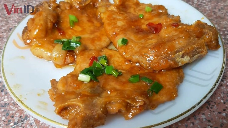 Món sườn ướp sữa tươi giúp thịt mềm mọng không bị khô khi nướng