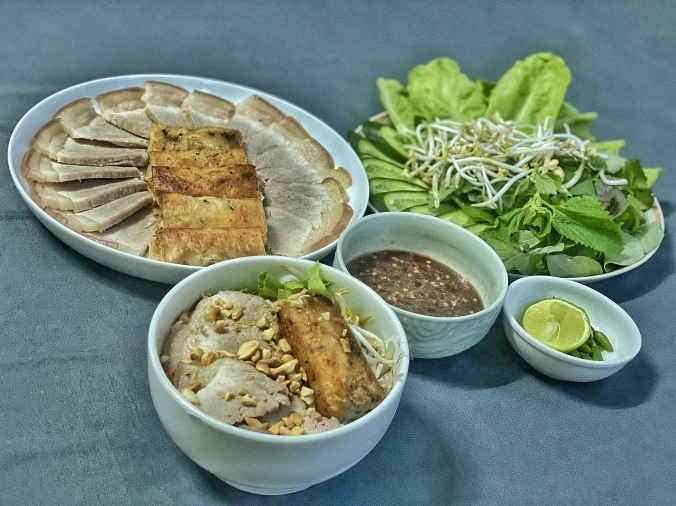Món thịt luộc cuốn bánh tráng chấm mắm nêm đầy đủ dưỡng chất