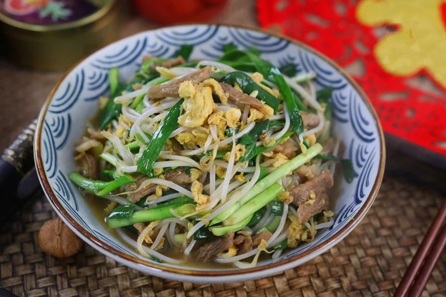 Món thịt xào giá hẹ hoàn thiện dọn ra đĩa ăn kèm cơm nóng