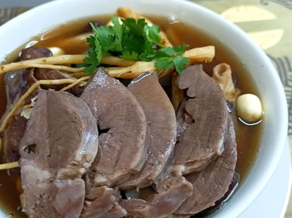Món tim heo hầm hạt sen giúp bồi bổ sức khỏe hiệu quả