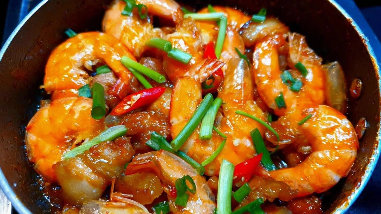 Món tôm rim thịt hoàn thiện với màu nâu bóng bẩy thịt mềm tôm săn chắc