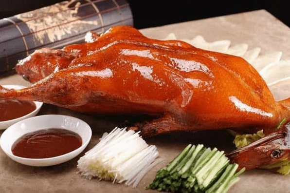 Món vịt quay Bắc Kinh hấp dẫn với lớp da chín vàng giòn rụm