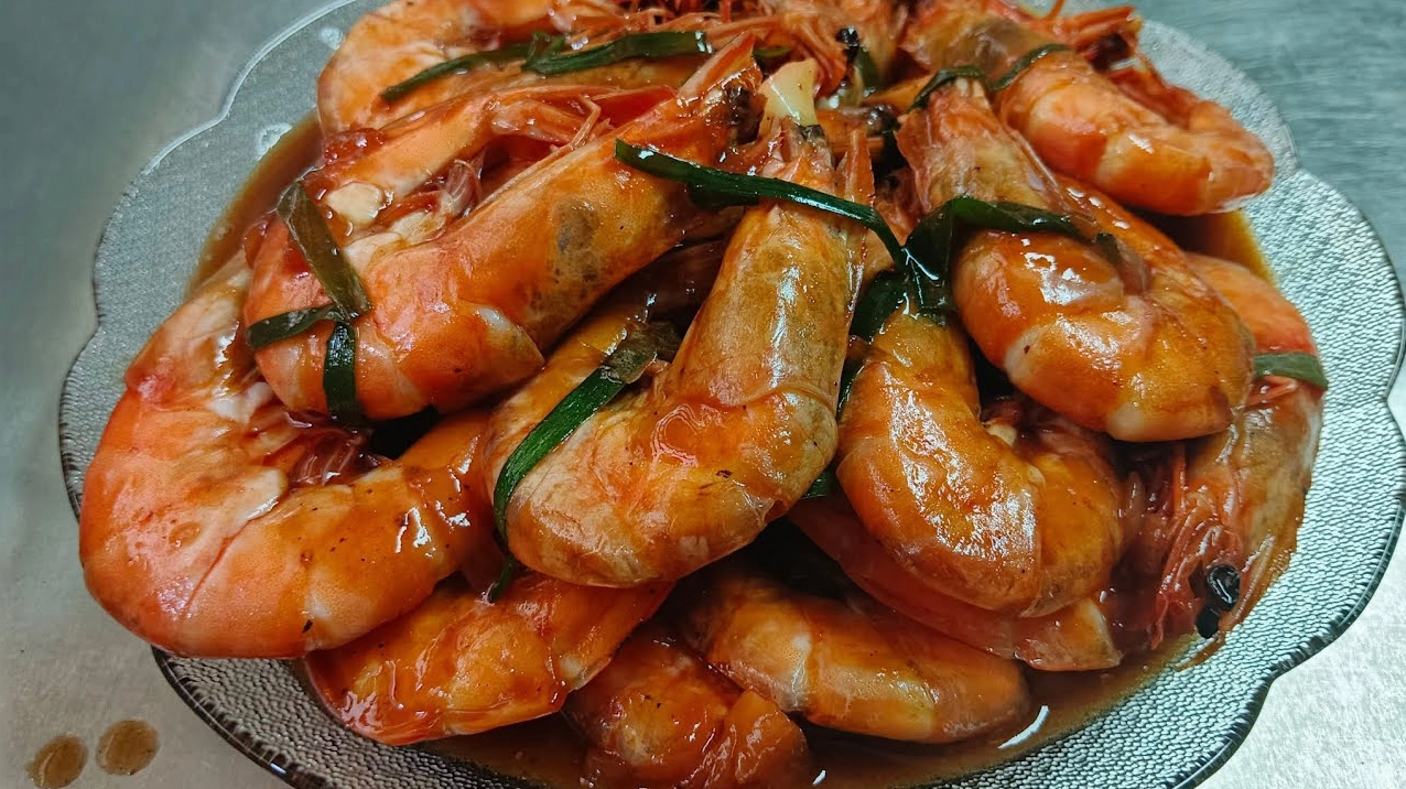 Một dĩa tôm rang tỏi ớt cực kỳ hấp dẫn dùng kèm với cơm trắng