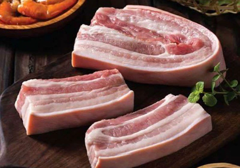 Một miếng ba chỉ heo ngon cần có màu sắc trắng hồng kết cấu chặt chẽ tỷ lệ mỡ và thịt phù hợp
