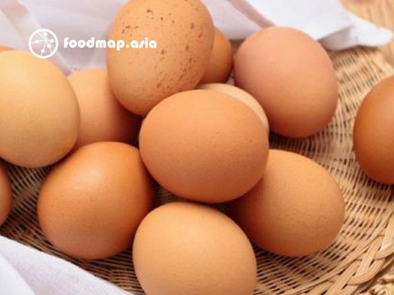 Một quả trứng gà ngon với lòng đỏ tròn và màu sắc tươi sáng