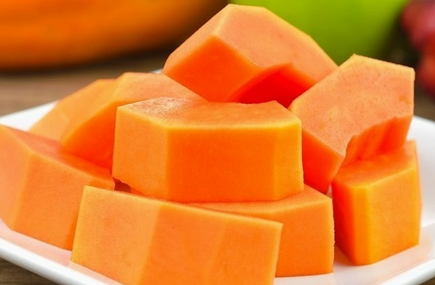 Một trong những bí quyết để chọn được đu đủ ngon đó là dựa vào mùi hương