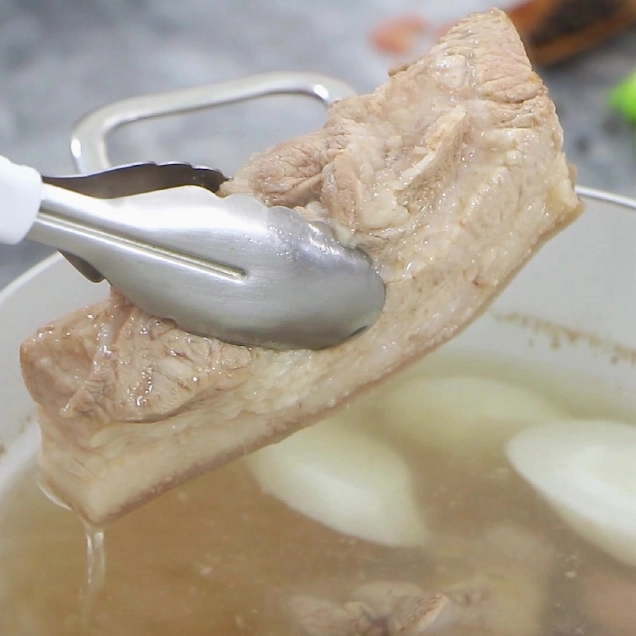 Nặn chả tôm thành những dải thuôn dài thả vào nồi nước dùng đang sôi