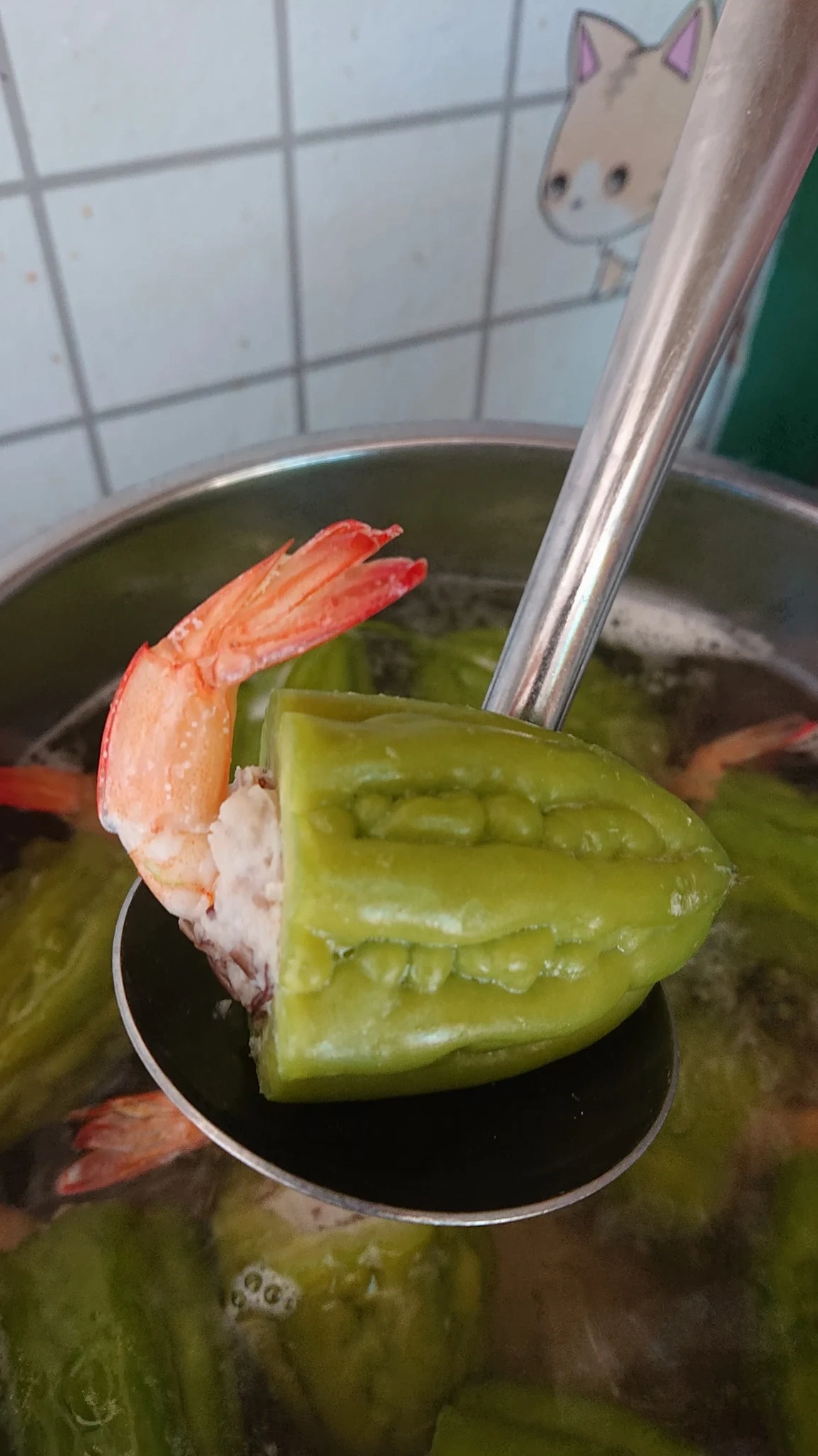 Nấu canh mướp đắng nhồi tôm trên bếp