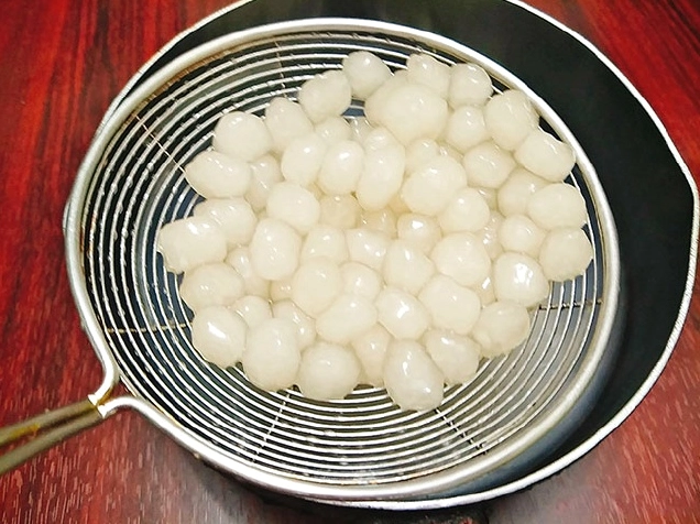 Nấu hỗn hợp rau câu trên bếp cho đến khi trong vắt