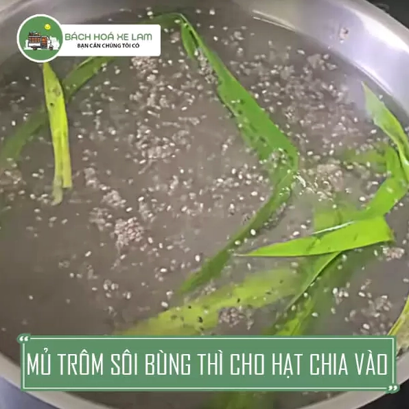 Nấu nước đường phèn cùng lá dứa để tạo độ ngọt thanh và hương thơm cho thức uống
