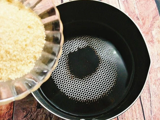 Nấu sả gừng với nước đường tạo độ ngọt thanh