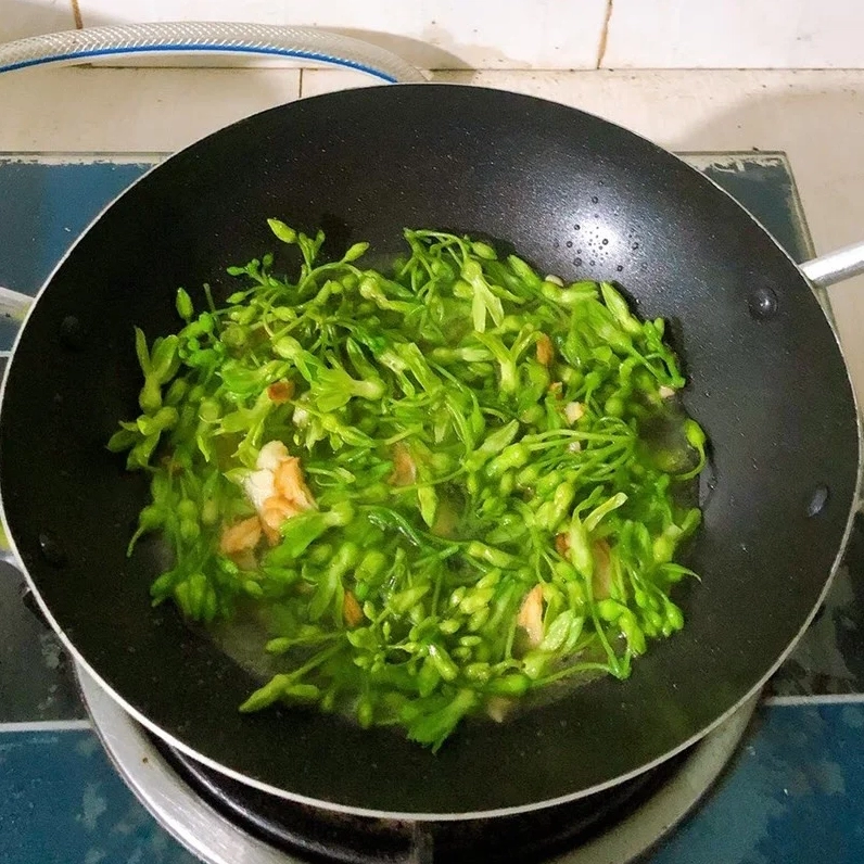 Nêm nếm gia vị vừa ăn cho món hoa thiên lý xào tỏi thêm đậm đà