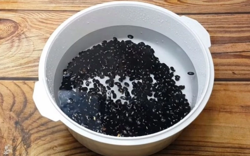 Ngâm đỗ đen với nước cho nở mềm