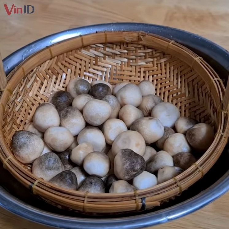 Ngâm nấm rơm trong nước muối loãng để làm sạch