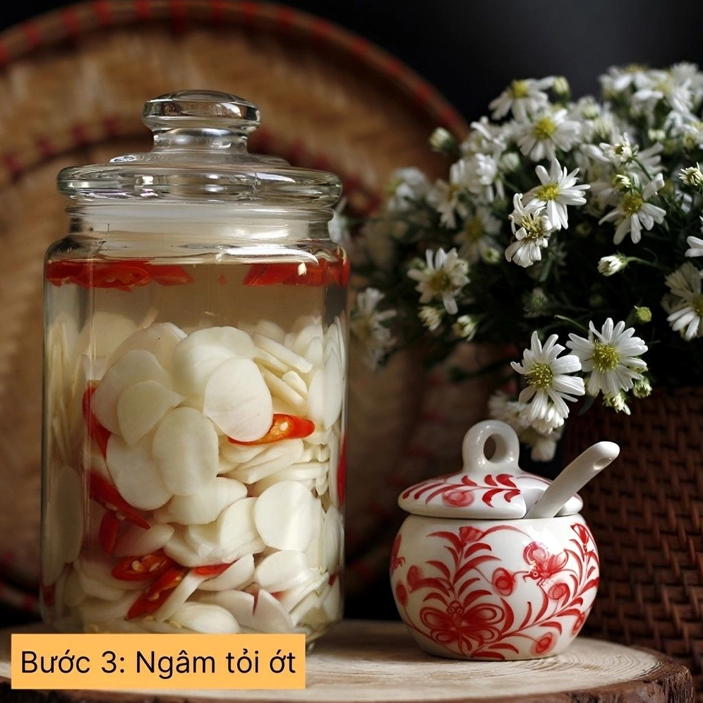 Ngâm tỏi ớt trong hỗn hợp nước giấm đã nguội