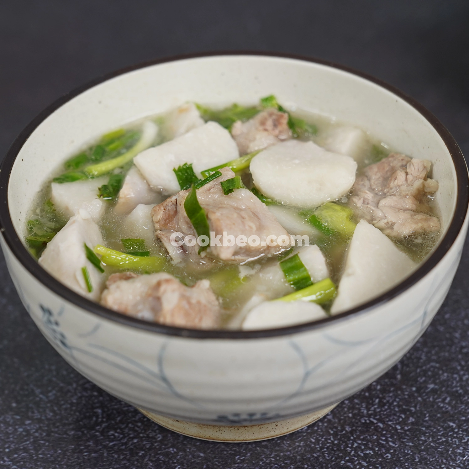 Nguyên liệu chính để nấu món canh khoai sọ hầm xương đậm đà