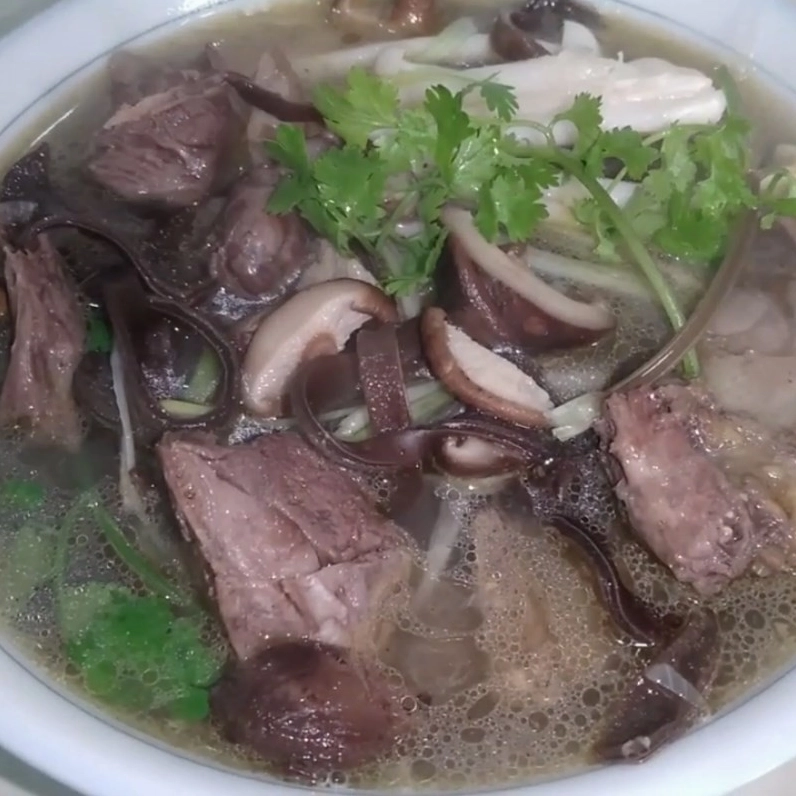 Nguyên liệu chính gồm chim bồ câu làm sạch và các loại rau thơm gia vị