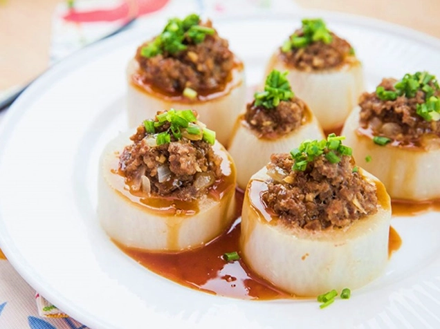 Nguyên liệu chính gồm củ cải trắng và thịt lợn băm nhỏ