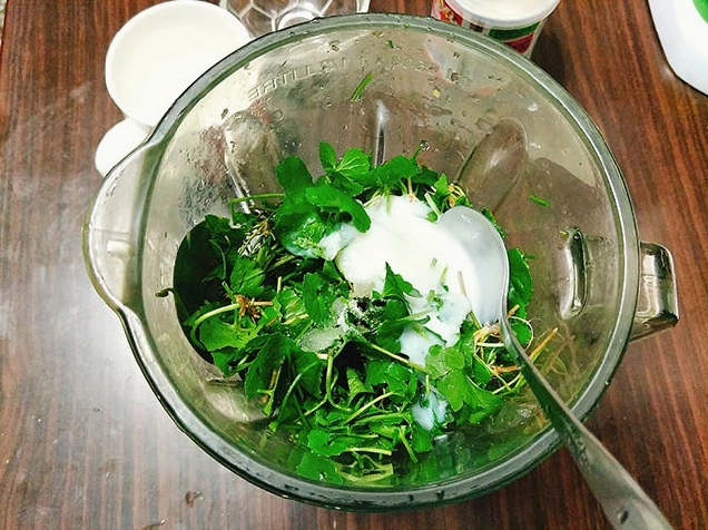 Nguyên liệu chính gồm rau má tươi và sữa đặc