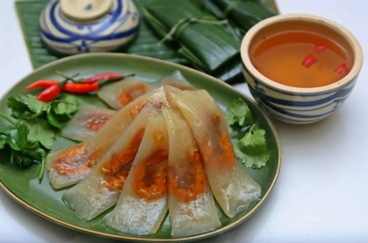 Nguyên liệu cơ bản để pha nước mắm chấm bánh bột lọc gồm tỏi ớt chanh đường và nước mắm