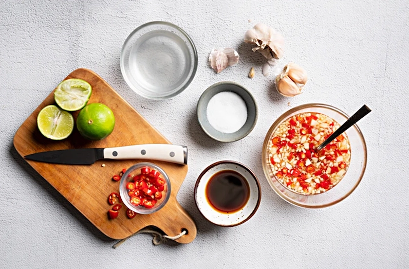 Nguyên liệu cơ bản gồm nước mắm đường chanh tỏi ớt để làm nước chấm chua ngọt