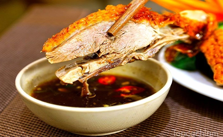 Nguyên liệu cơ bản gồm tỏi ớt băm nhuyễn và xì dầu