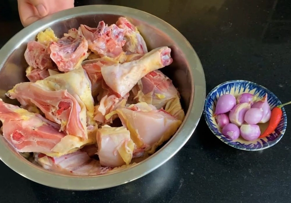 Nguyên liệu làm gà kho mặn ngọt