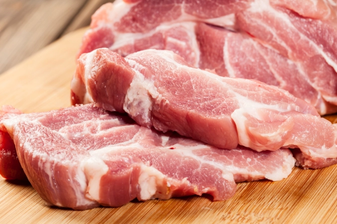 Nguyên liệu thịt nạc vai lợn tươi ngon để làm xúc xích