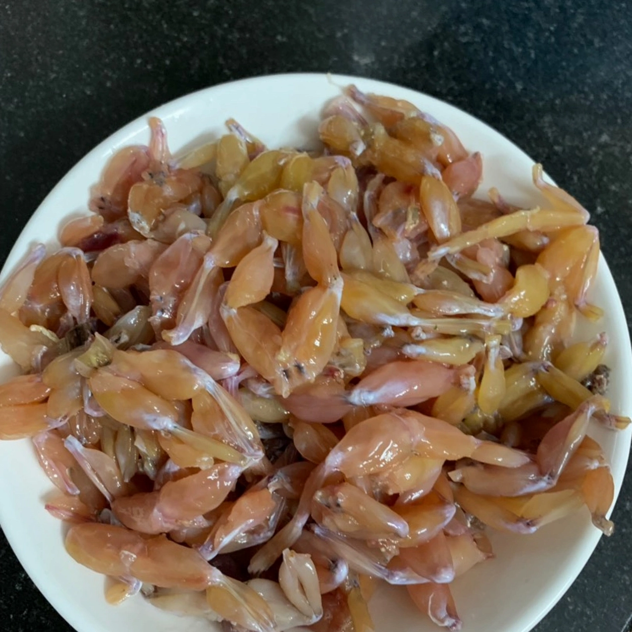 Nguyên liệu thịt nhái băm nhuyễn chuẩn bị làm chả